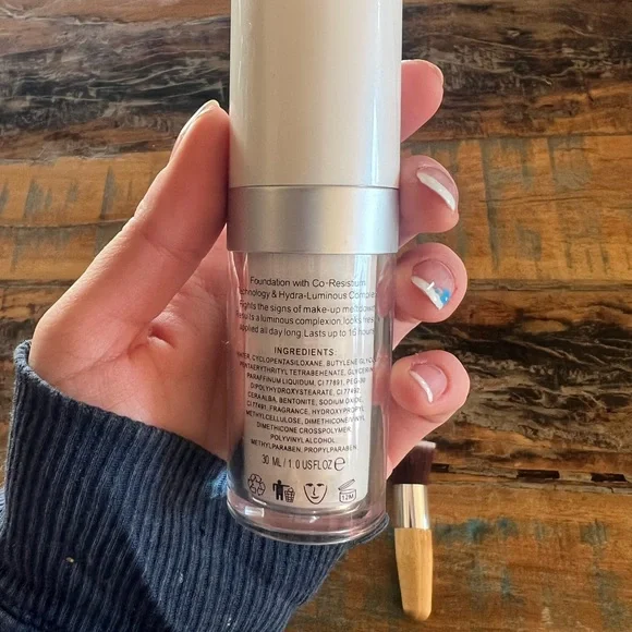 Color Changing Foundation with Brush - Fair/ Light - Picture 3 of 3